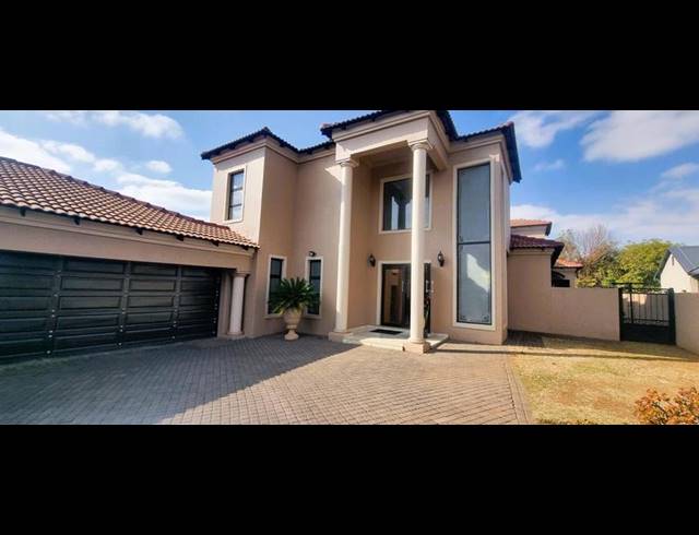 5 BEDROOM HOUSE FOR SALE IN WIERDA CREST ESTATE